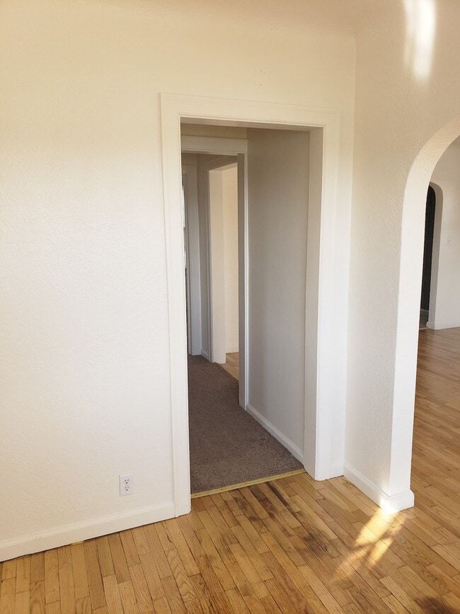 Building Photo - 302 Miles Ave