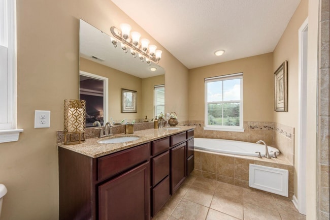 Building Photo - 7916 Avaleen Cir