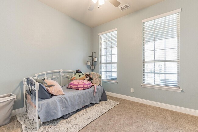 Building Photo - 14800 Belclaire Ave