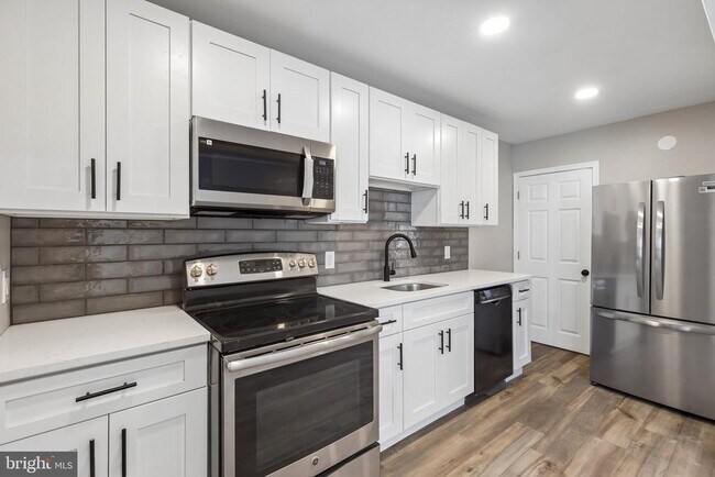 Building Photo - 5536 Pine St