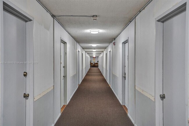 Building Photo - 1913 S Ocean Dr