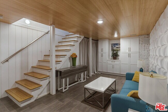 Building Photo - 1323 Club View Dr