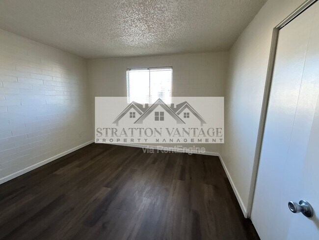 Building Photo - 6936 E 4th St