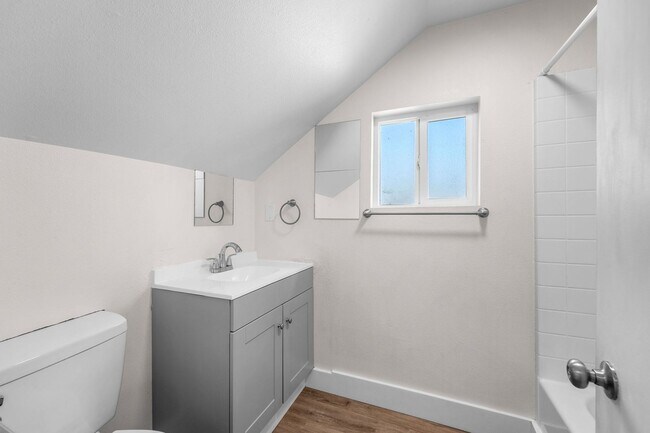 Building Photo - Great Location! Northtown Charmer!