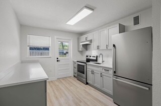 Building Photo - 1832 Pineapple Ave