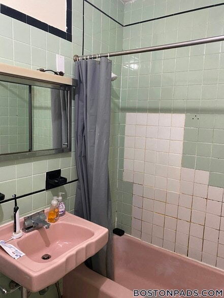 Building Photo - 161 Endicott St