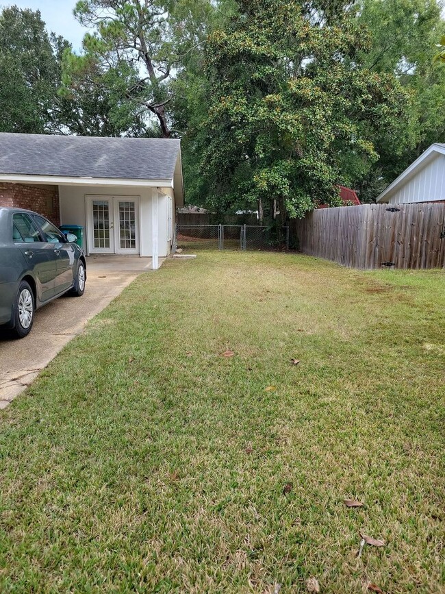 Building Photo - 3 BD 1.5 BA Ocean Springs Rental in the Go...