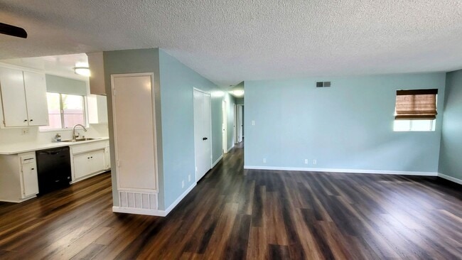 Building Photo - Oxnard Shores Home