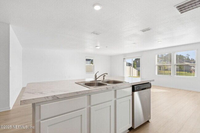 Building Photo - 65445 River Glen Pkwy
