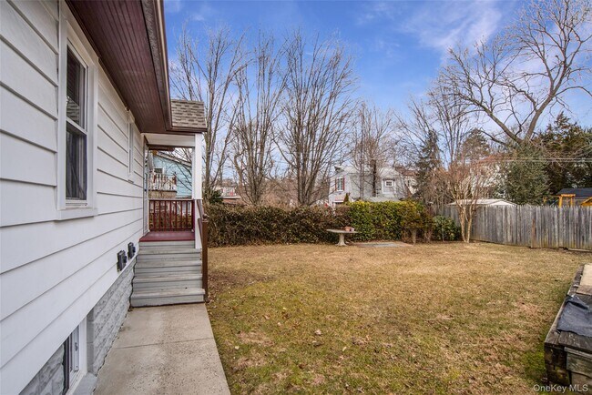 Building Photo - 721 River St