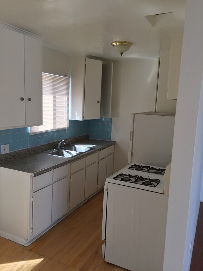 Kitchen - 545 N Hoover St