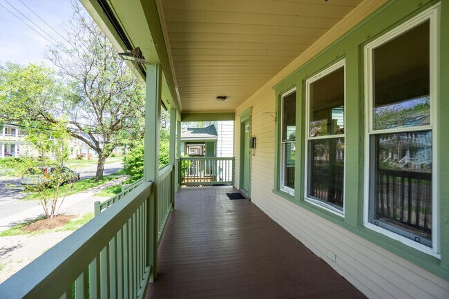 Building Photo - Available 6/1/26 - Single Family Home