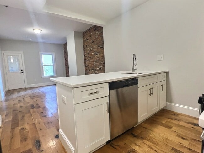 Building Photo - 255 Paris St