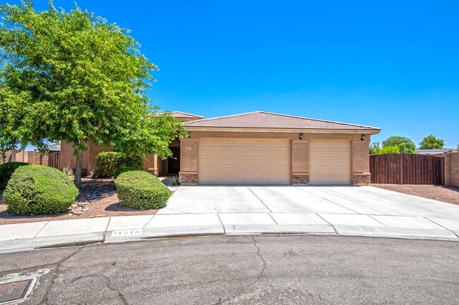Building Photo - Spectacular open floor plan home!