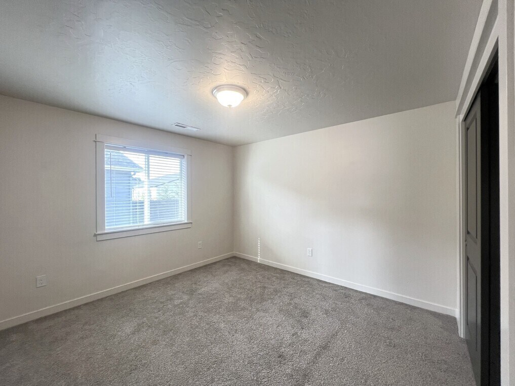 Building Photo - 3315 S Cabin Creek Way