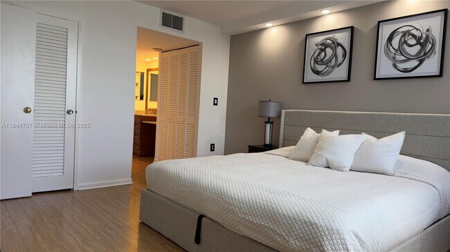 Building Photo - 5701 Collins Ave