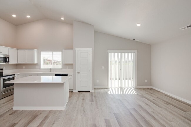 Building Photo - Beautiful 4 Bedroom Upscale Home
