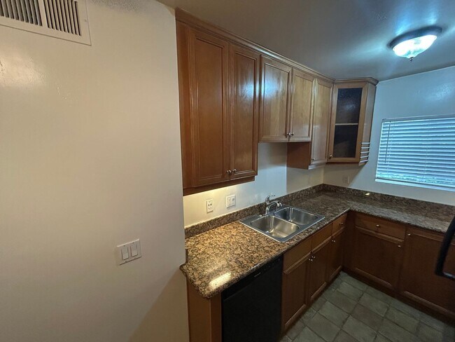 Building Photo - Spacious upper unit ready for immediate mo...