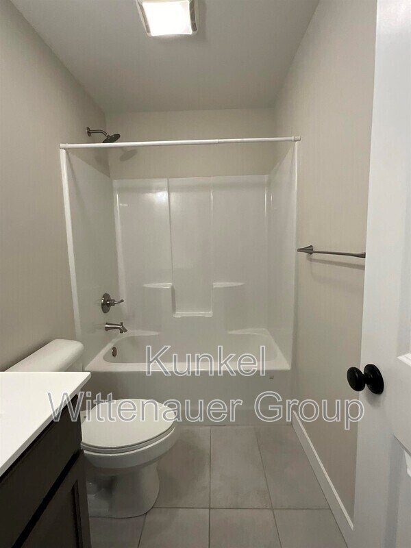 Building Photo - 808 Applewood Creek Dr