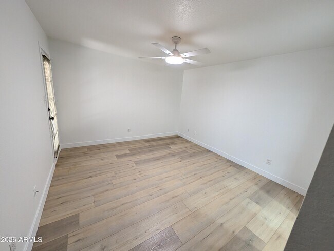 Building Photo - 1880 E Morten Ave