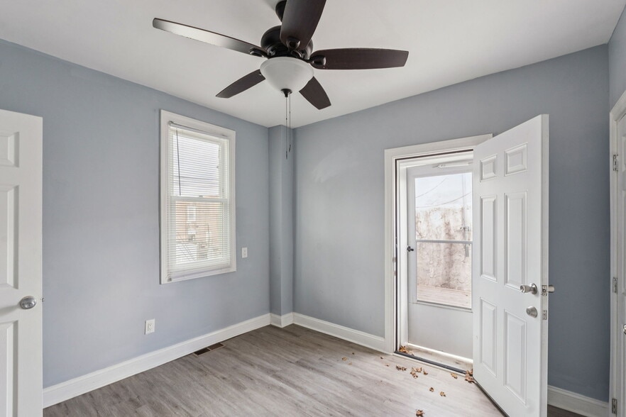 Bedroom - 2537 E Ann St