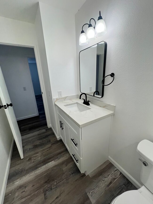 Building Photo - Oxnard - Four bedroom, two bathroom, singl...