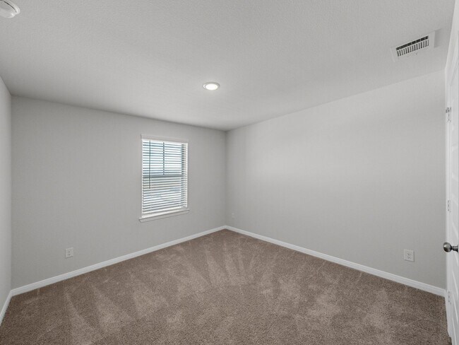 Building Photo - Almost New, Modern Look 4 Bed 3 Bath House in Van Alstyne Available Now!