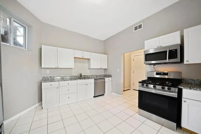 Building Photo - Charming 2-Bed Oasis on Augusta Blvd: Your Perfect Urban Retreat in Chicago!