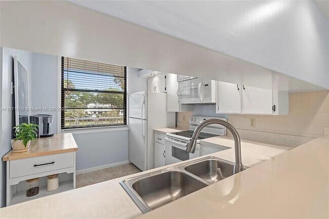 Building Photo - 1707 Whitehall Dr