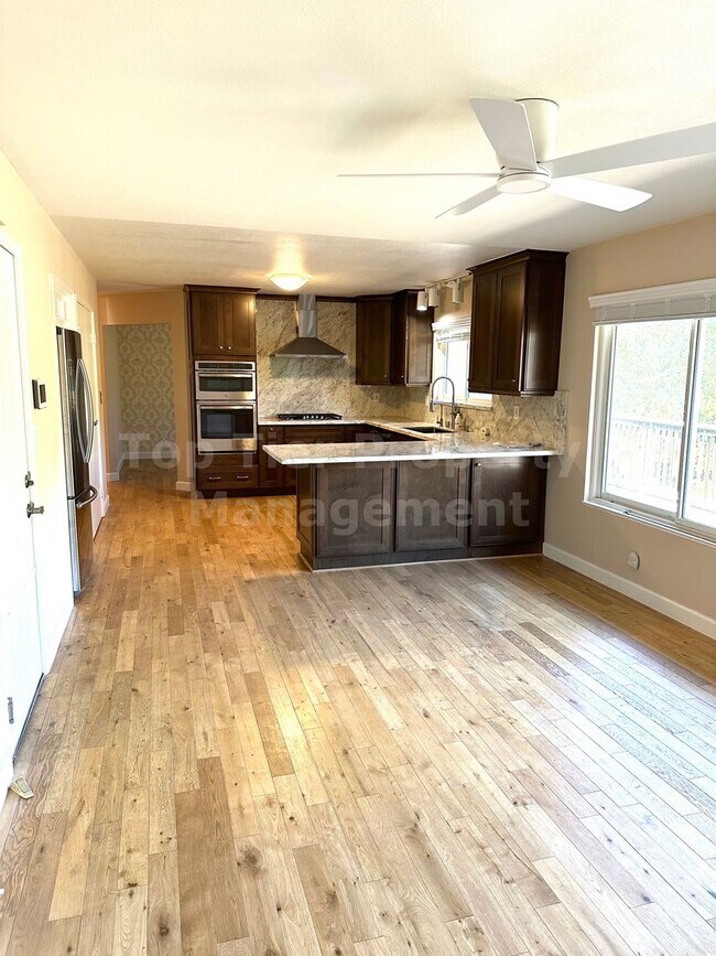 Building Photo - Beautiful 5 Bed, 2 Bath, 2,066 Sqft Pleasa...