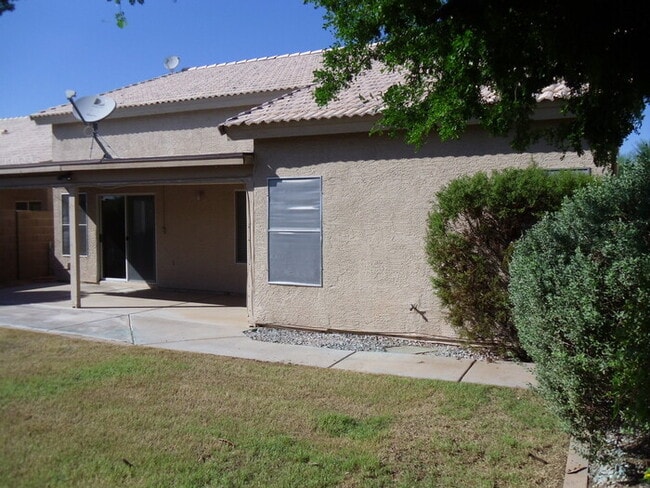Building Photo - 3 bed 2 bath single level house in core Ch...