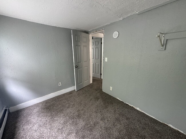 Building Photo - Spacious 3-Bedroom upper unit on Park Ave S – 1200 Sq Ft of Comfort in Minneapolis, Section 8 Wel...