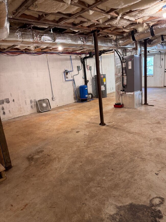 Building Photo - 3 Bedroom || 1 Bathroom - Single Family Home