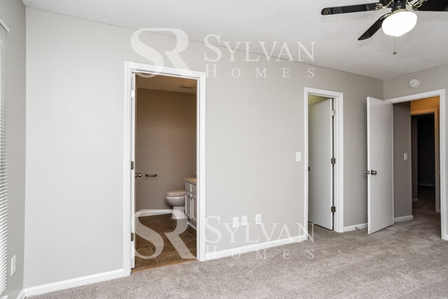 Building Photo - This home exudes a cheerful and welcoming ...