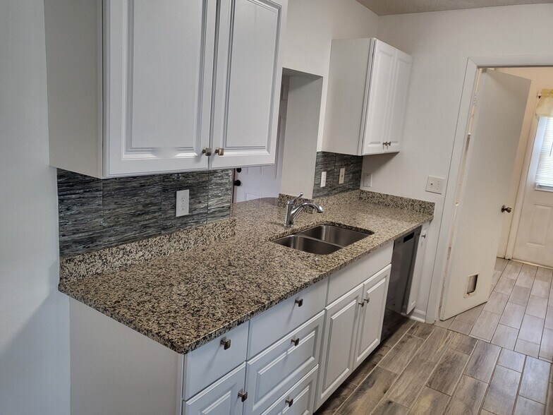 Building Photo - 4210 Oak Ln