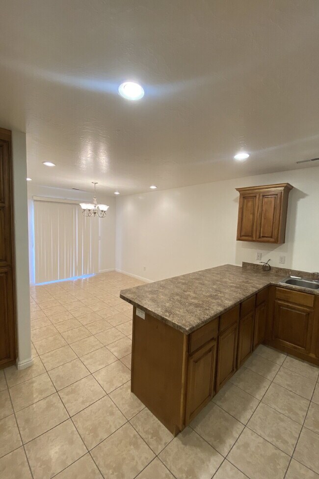Building Photo - 2-Bed/2-Bath Townhouse in Saint George with 1300 Sq Ft of Comfortable Living Space