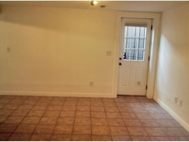 Building Photo - Charming 4BR House in Edgewater