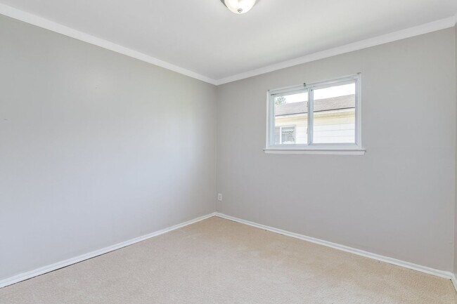 Building Photo - Introducing a beautiful 3 bedroom, 1 bathr...