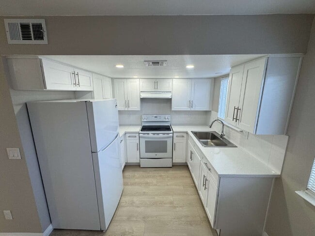 Building Photo - Beautifully Remodeled 2-Story Unit!