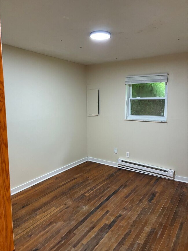 Building Photo - Cozy 2 Bedroom 1 Bath Duplex! Available Now!
