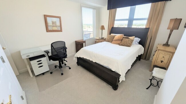 Building Photo - SEASONAL/ SHORT-TERM TURNKEY FURNISHED- 2 /2 AT THE RENAISSANCE DOWNTOWN!!