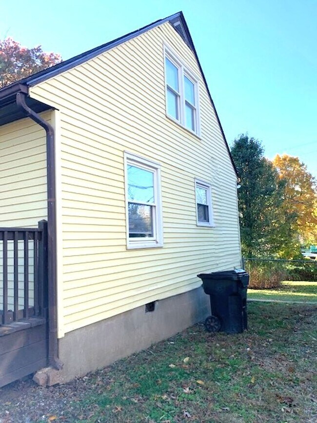 Building Photo - Cape Cod on Clay Mills Road!   251104