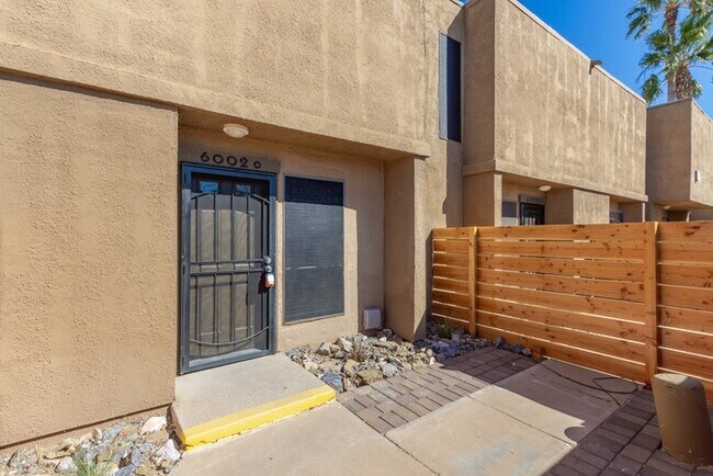 Building Photo - 2 Bedroom townhouse