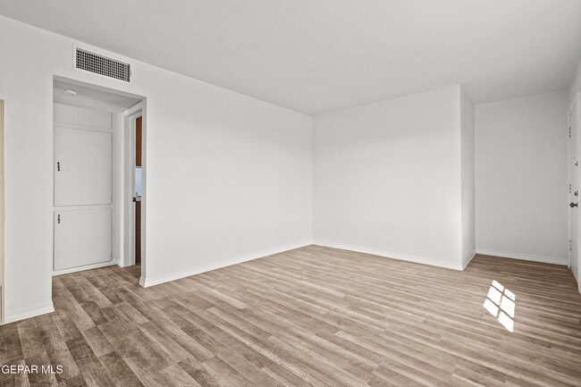 Building Photo - 5017 Sierra Madre Dr
