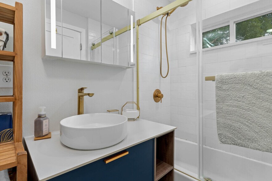 Building Photo - 228 E Harding St