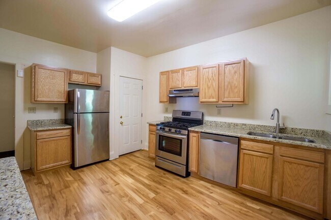 Building Photo - Newly Renovated First Floor Flat - Close T...
