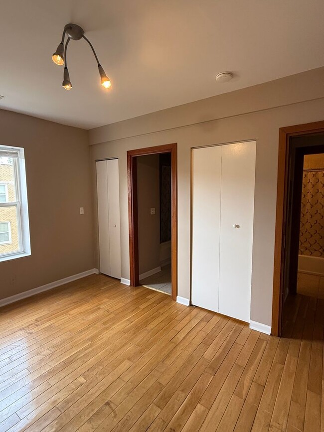Building Photo - 3 Bedroom 2 Bath Apartment in Rogers Park