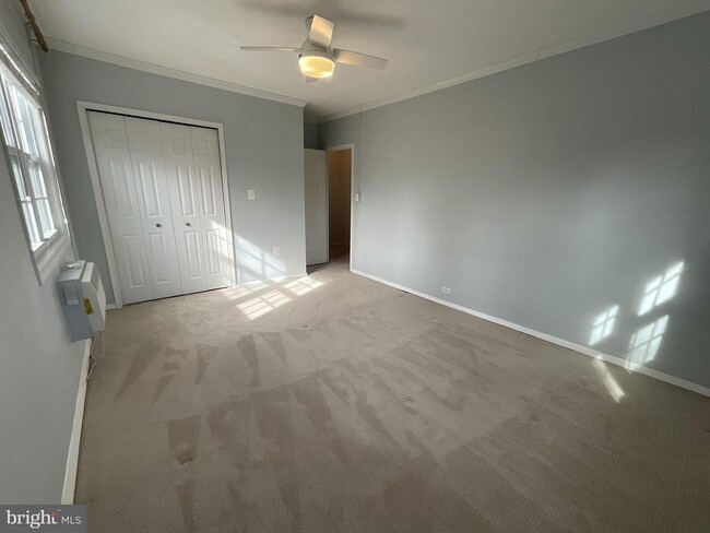 Building Photo - 1927 N Quaker Ln