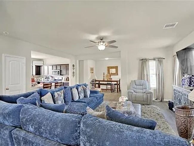 Building Photo - Beautiful Home
