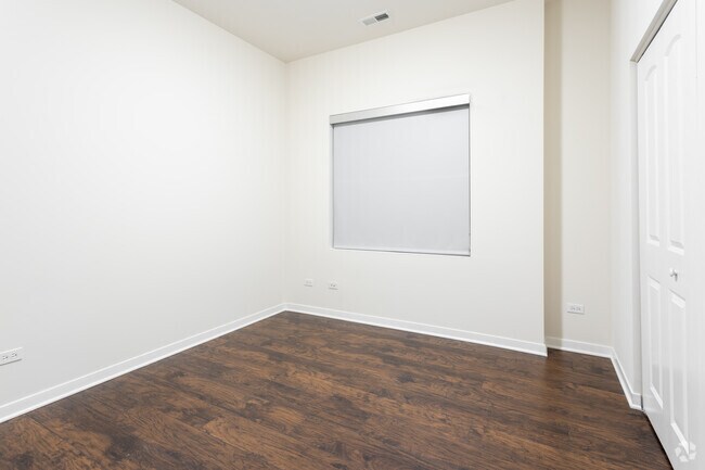 2BR,2BA,1400SF - 4015 N Narragansett Ave